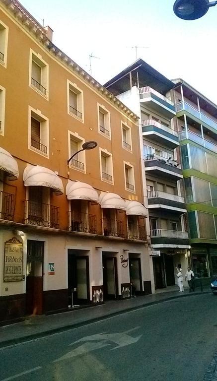 Hostal Pirineos Barbastro Exterior foto